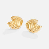 Sophie – Boucles d’oreilles dorées en forme de coquillage.
