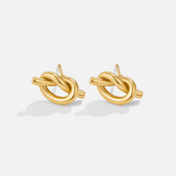 Margaux – Boucles d’oreilles dorées de forme tressée.