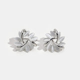 Élodie – Boucles d’oreilles en argent en forme de fleur.